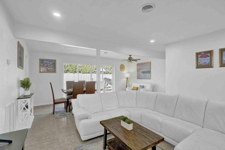 Beautiful 4 Bedrooms/Pool/Walk To Beach Дирфилд Бич Экстерьер фото
